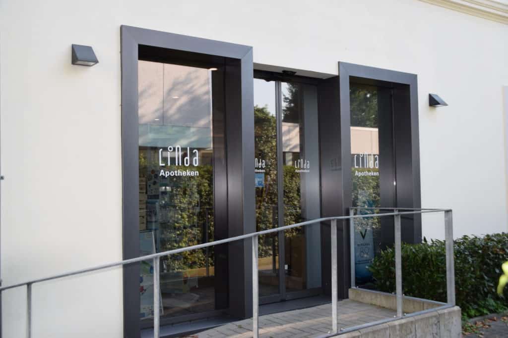 Schaufensterbeschriftung und Sonnenschutzfolie
für eine Apotheke