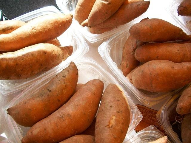Am Koch-Süßkartoffeln-Tag dreht sich alles um die köstliche und vielseitige Süßkartoffel. An diesem besonderen Tag werden Fans dieser gesunden Knolle eingeladen, neue Rezepte auszuprobieren, ihre Kochkünste zu verbessern und die vielfältigen Geschmacksrichtungen und Zubereitungsarten zu erkunden. Hier sind einige Content-Ideen für diesen besonderen Tag: Rezeptinspiration: Köstliche Rezepte für verschiedene Gerichte mit Süßkartoffeln. Von herzhaften Pommes frites bis hin zu cremigen Suppen und süßen Desserts gibt es unzählige Möglichkeiten, die Süßkartoffel zu genießen. Gesundheitliche Vorteile: Gesundheitlichen Vorteile, die mit dem Verzehr von Süßkartoffeln verbunden sind. Von ihrer hohen Nährstoffdichte bis zu ihrem positiven Einfluss auf den Blutzuckerspiegel und die Verdauung gibt es viele Gründe, warum sie in eine ausgewogene Ernährung gehören. Anbau von Süßkartoffeln: Praktische Tipps und Anleitungen zum Anbau von Süßkartoffeln zu Hause oder im Garten. Internationale Küche: Traditionelle Gerichte aus verschiedenen Ländern, in denen die Süßkartoffel eine wichtige Rolle spielt. Von süßen Kartoffeln in der südkoreanischen Bibimbap bis hin zu afrikanischen Yamswurzelgerichten gibt es eine Fülle von Inspirationen aus aller Welt. Zubereitungsarten: Verschiedene Möglichkeiten auf, wie die Süßkartoffel zubereitet werden kann.Ob gebacken, gekocht, gegrillt oder püriert - jede Zubereitungsart hat ihren eigenen Geschmack und Textur. Produktvergleiche: Verschiedene Sorten von Süßkartoffeln und gib Empfehlungen für die Verwendung in bestimmten Gerichten. Von orangefleischigen bis hin zu weißen oder lila Süßkartoffeln gibt es eine Vielzahl von Sorten, die unterschiedliche Geschmackserlebnisse bieten.
