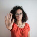 Lass-mir-das-nicht-mehr-bieten-Tag, Frau zeigt Handzeichen "Stop"