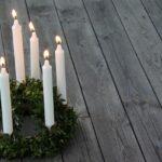 Das Luciafest ist ein schwedisches Fest, das am 13. Dezember gefeiert wird. Es ehrt die Heilige Lucia, die Schutzpatronin des Lichts. Traditionell wird das Fest von jungen Mädchen gefeiert, die als Lucia und ihre Begleiterinnen verkleidet sind. Die Lucia trägt eine Krone aus Kerzen und ein weißes Gewand, während ihre Begleiterinnen in weißen Gewändern und mit Kerzen in den Händen gekleidet sind. Das Fest wird oft mit Gesang und Lichterketten gefeiert und es ist eine beliebte Tradition in Schweden und anderen skandinavischen Ländern.