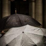 Öffne-drinnen-einen-Regenschirm-Tag
