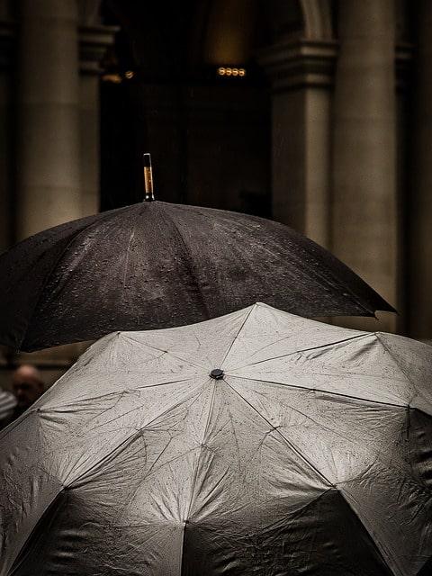 Öffne-drinnen-einen-Regenschirm-Tag