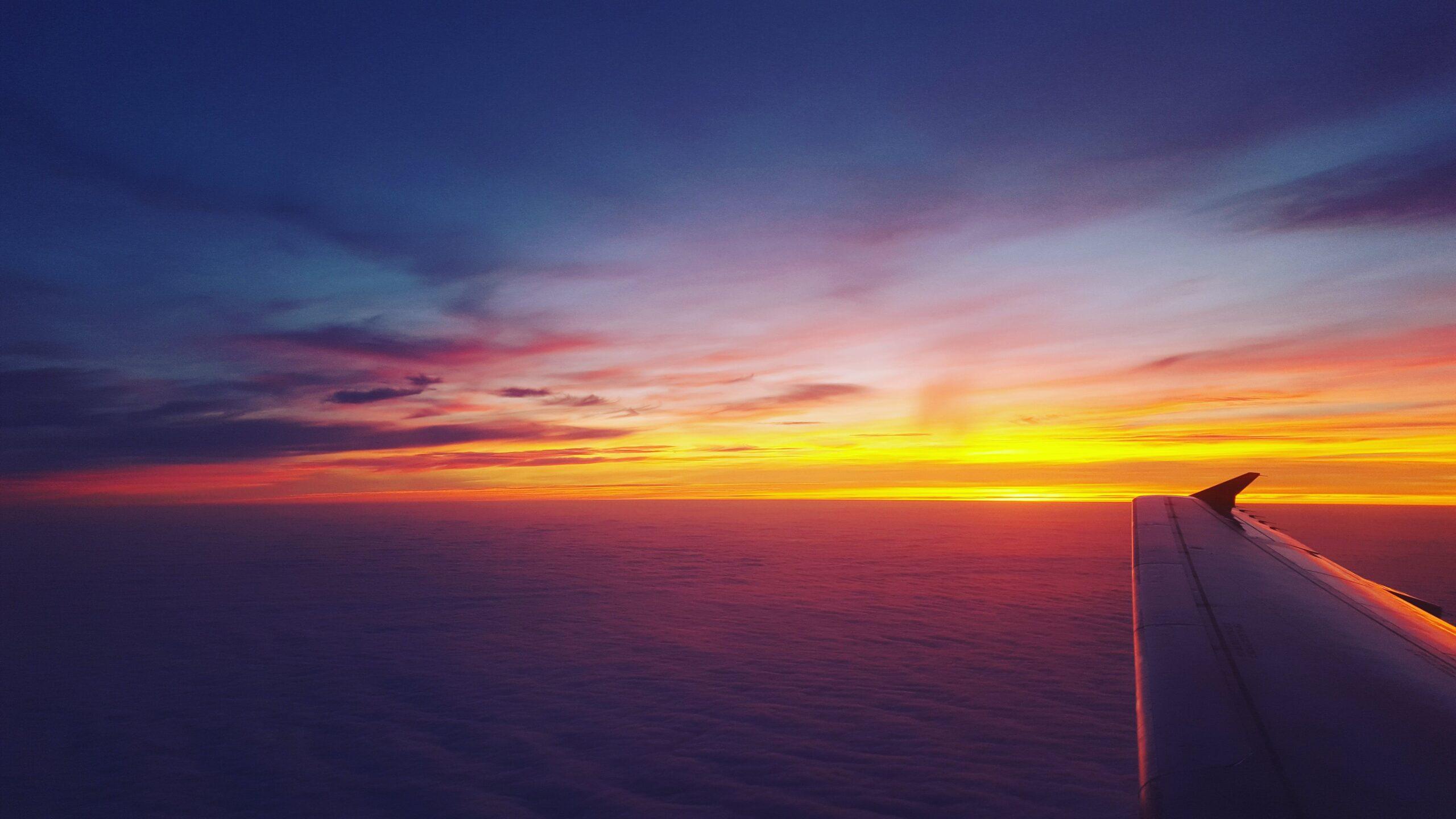 Tag der Internationalen Zivilluftfahrt, Flügel bei Sonnenuntergang