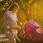 Mutter mit Kind im Kinderwagen