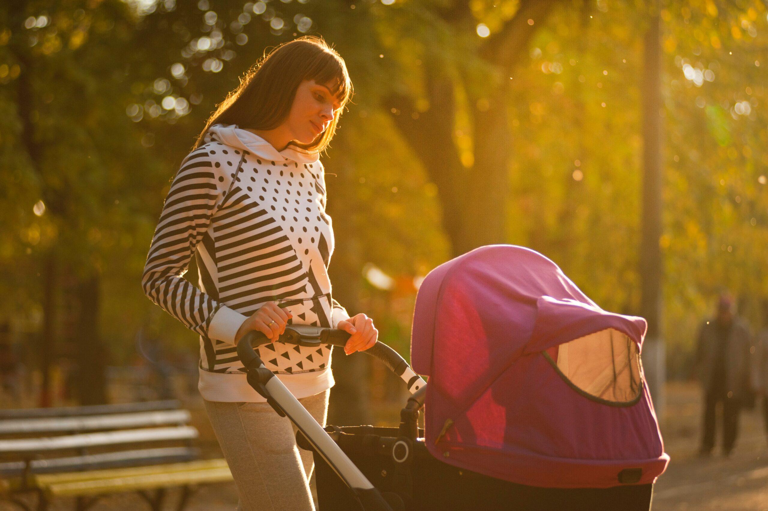 Mutter mit Kind im Kinderwagen
