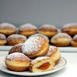 Tag-des-mit-Creme-gefüllten-Donuts