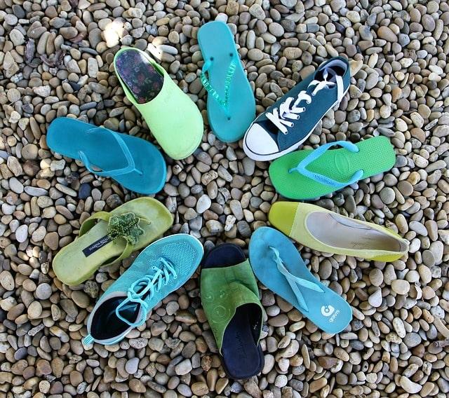Trag-zwei-verschiedenfarbige-Schuhe-Tag