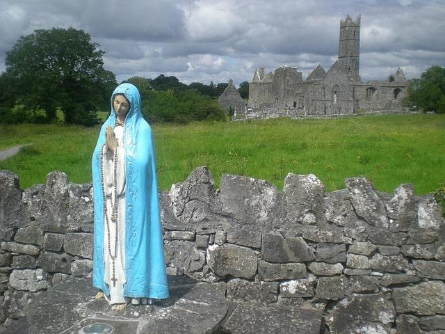 Gebetstag der Frauen, Maria-Statue blau weiß