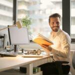 Arbeitnehmer sitzend am Arbeitsplatz