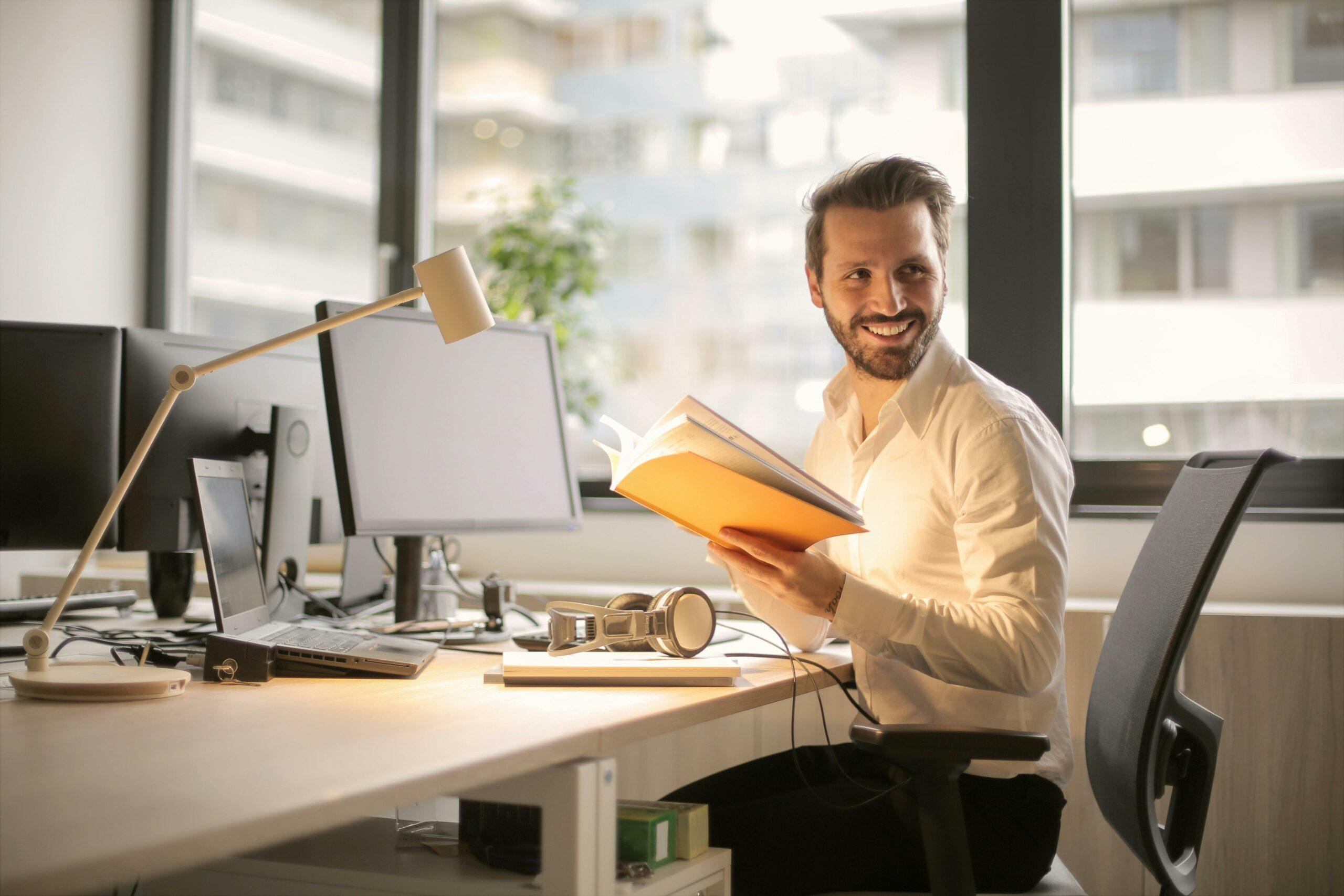 Arbeitnehmer sitzend am Arbeitsplatz