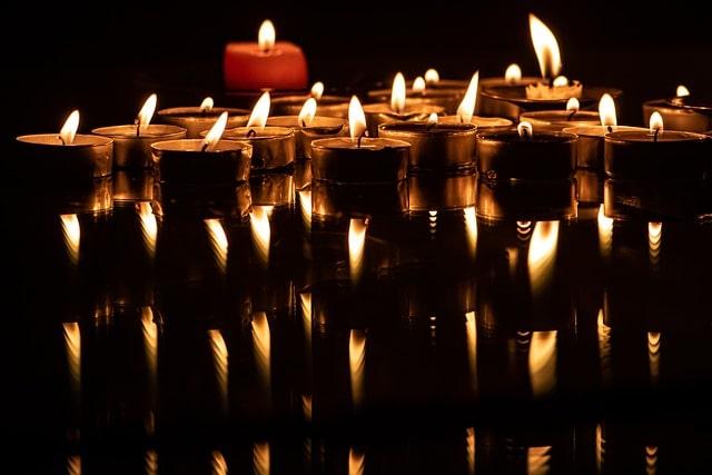 Lichtermeer an Teelichtern Weltweites Kerzenleuchten