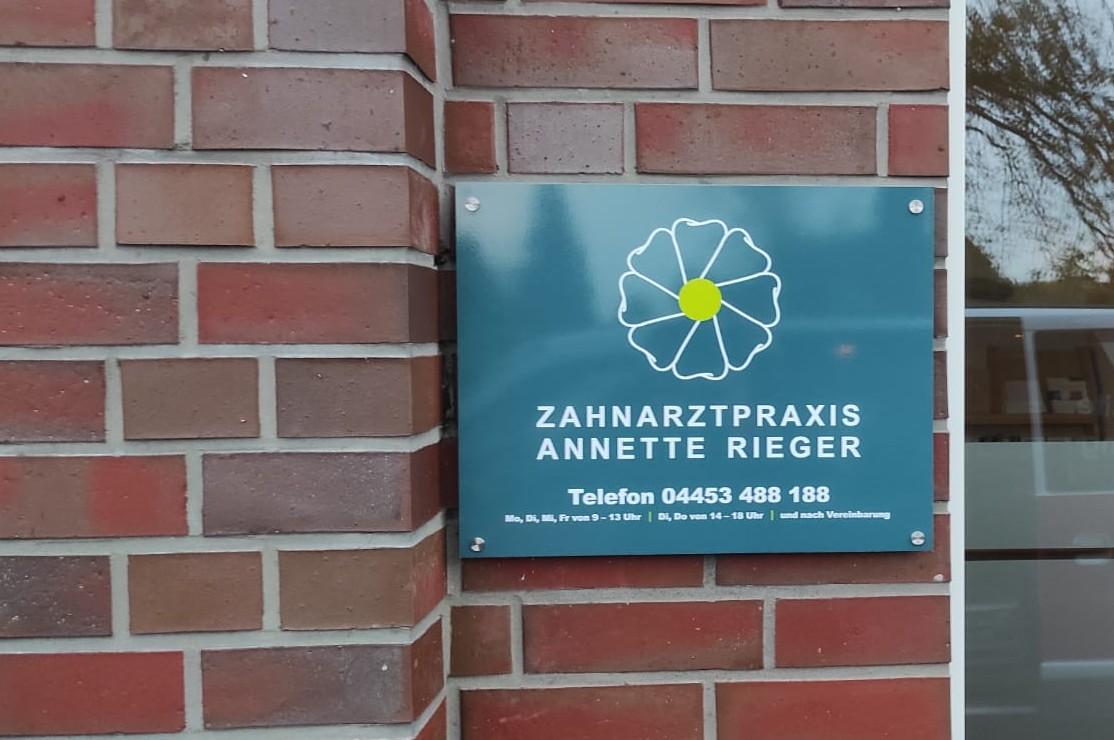 Praxisschild für Zahnarztpraxis Aluverbund