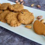 erdnussbutterkeks tag, teller mit keksen und erdnussbutter löffel