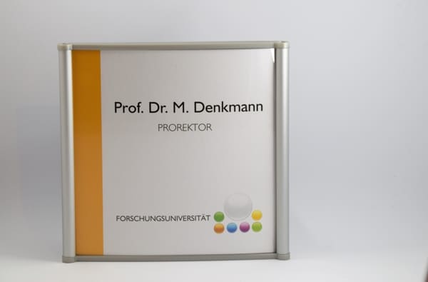 Objektbeschilderung mit abgerundeten Profilen