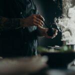 pepper pot tag, mann beim kochen