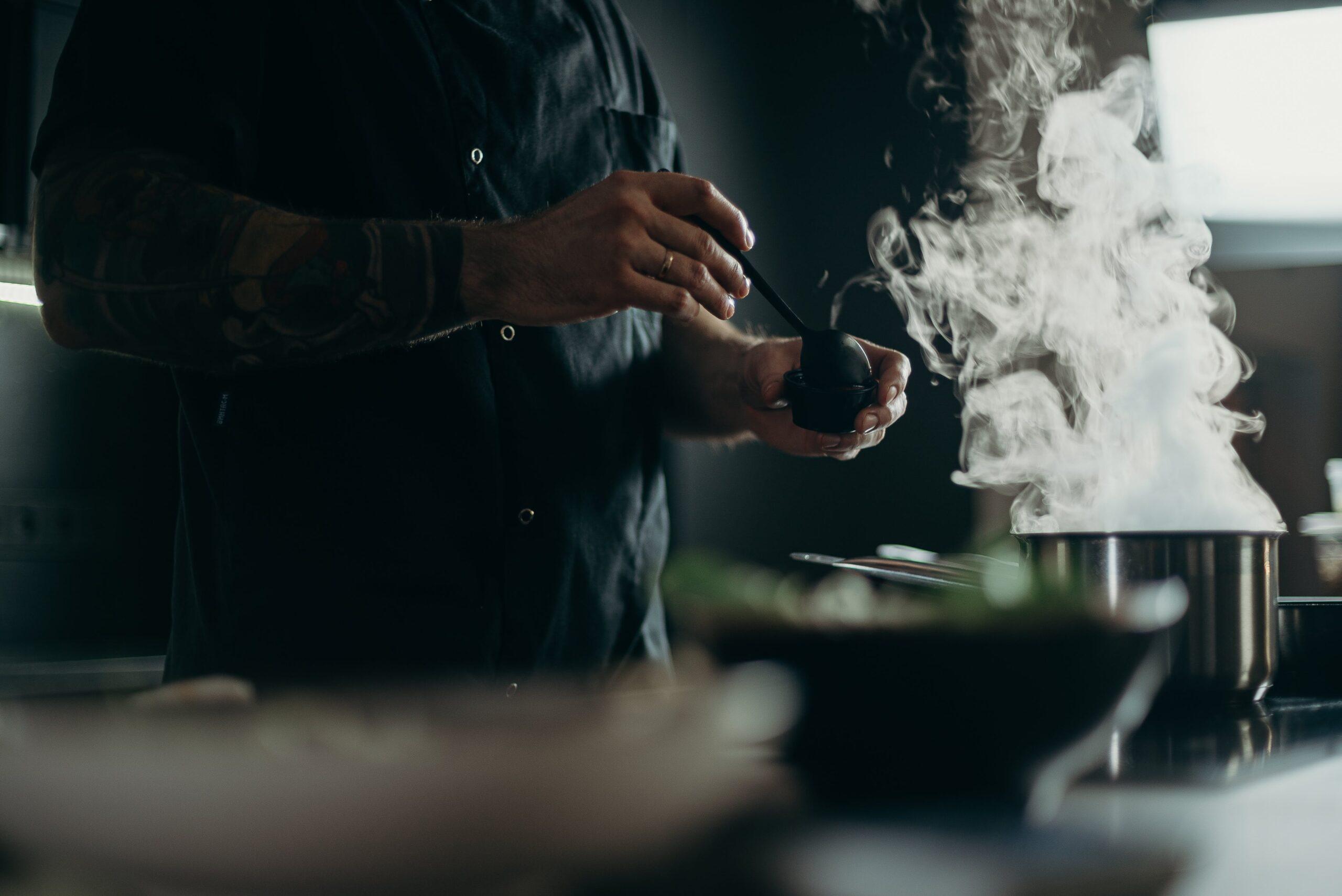 pepper pot tag, mann beim kochen