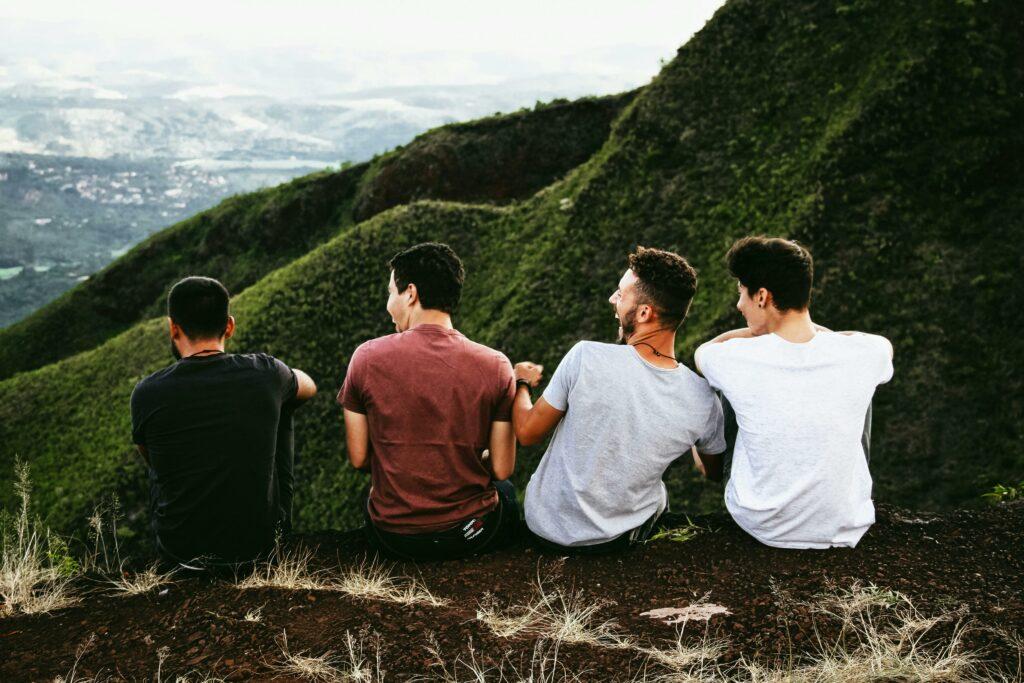 freundschaften, männergruppe sitzend in der natur