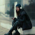 tag der blauen mütze , junge frau mit blauer beanie