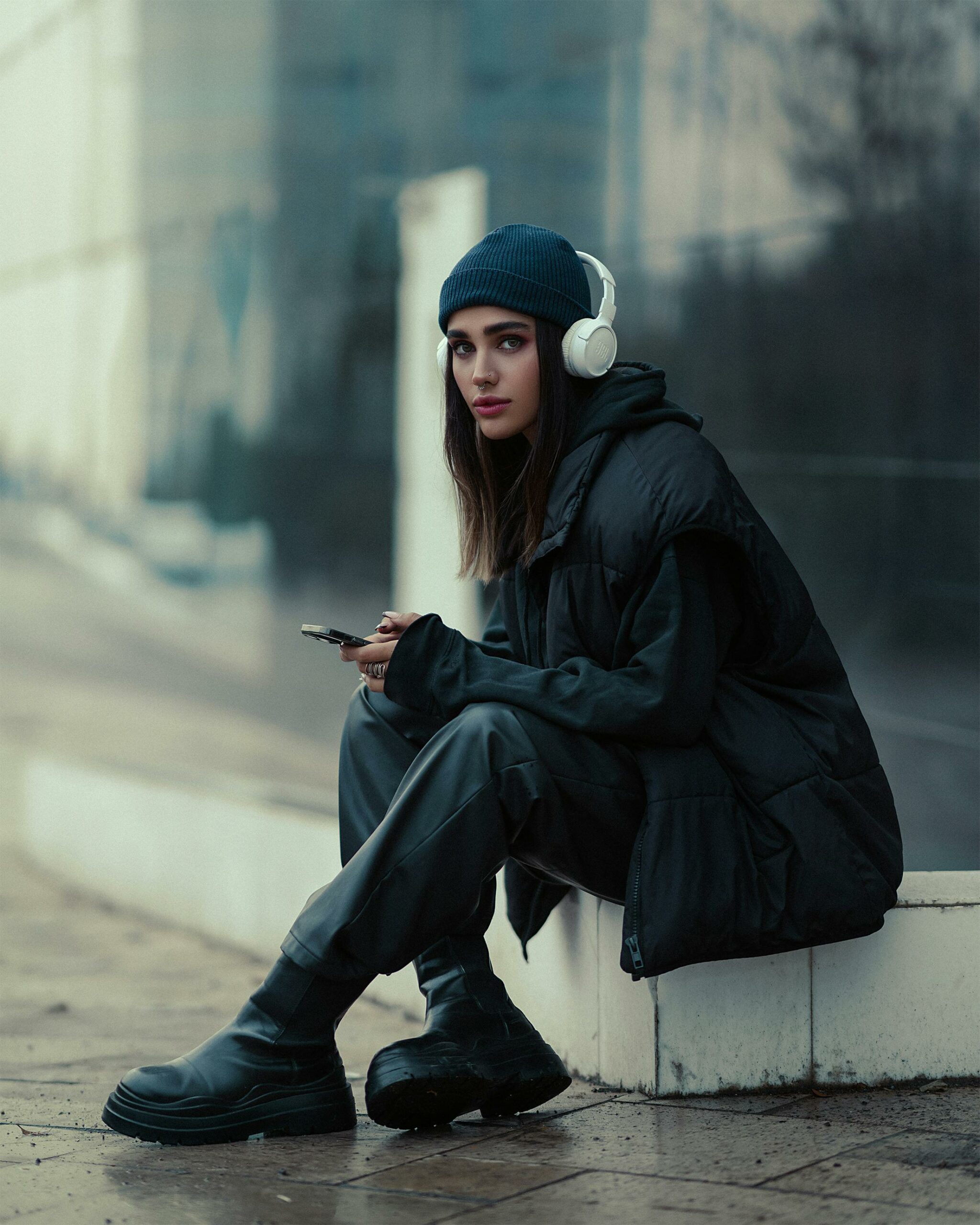 tag der blauen mütze , junge frau mit blauer beanie