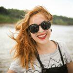 welttag des lächelns, lächende frau mit sonnenbrille